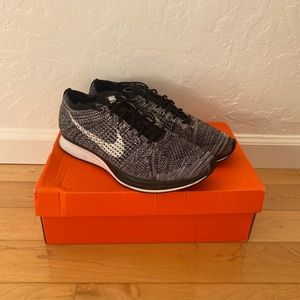 Nike Flyknit Racer Oreo 2